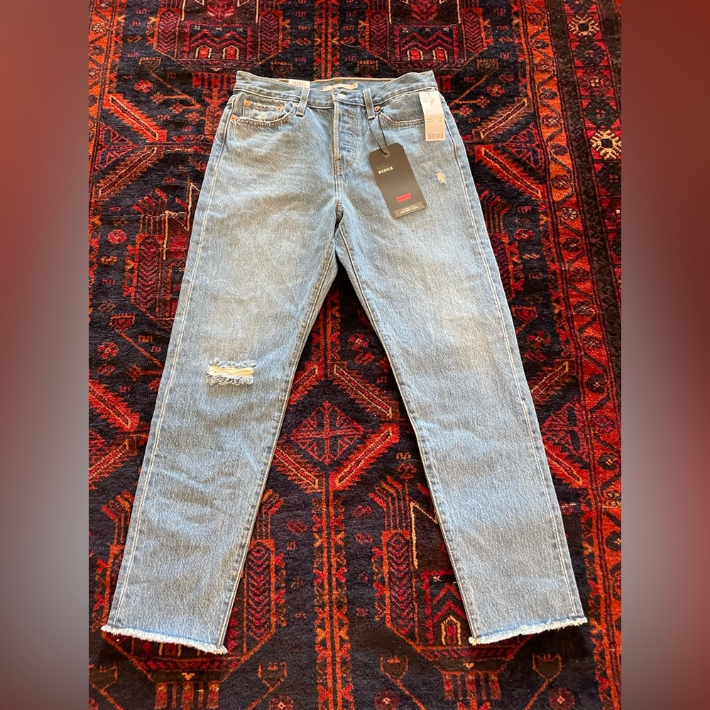 Levi Wedgie Jean Size 28 NWT
